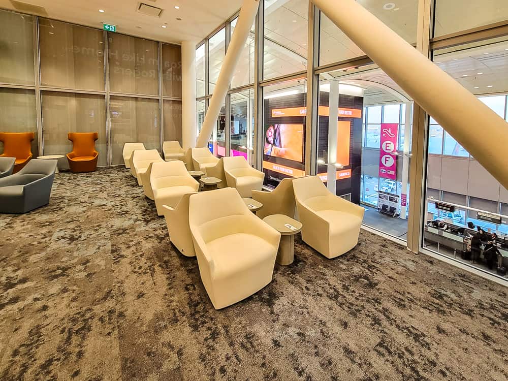 Salon Premium Plaza Toronto T1 Domestic 09