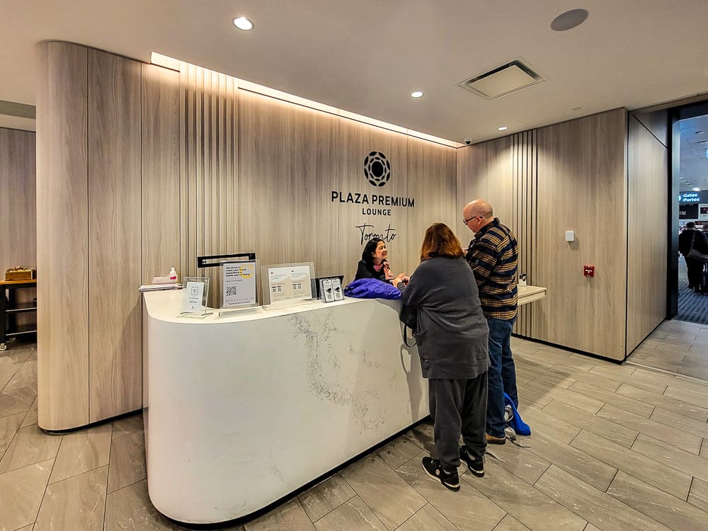 Salon Premium Plaza Toronto T1 Domestic 10