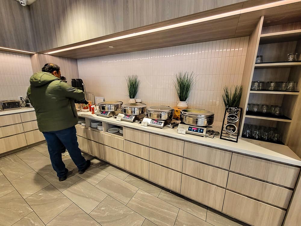 Salon Premium Plaza Toronto T1 Domestic 11