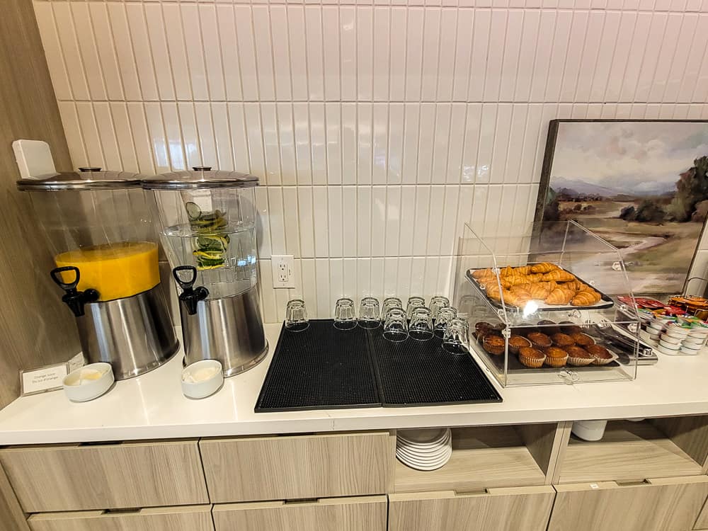 Salon Premium Plaza Toronto T1 Domestic 12