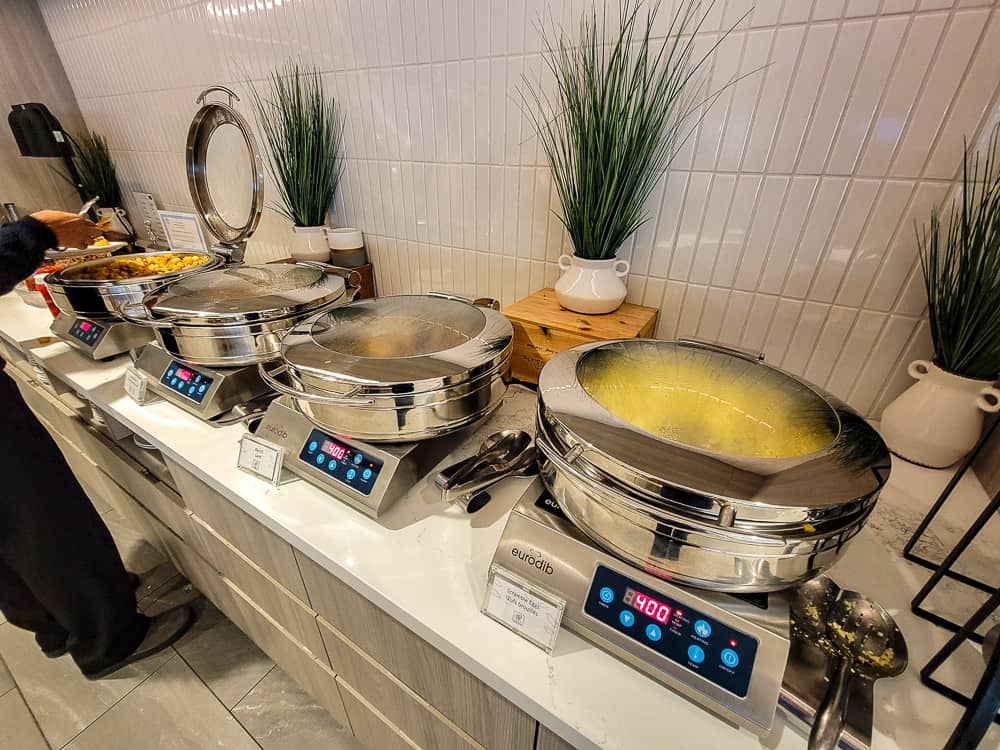 Salon Premium Plaza Toronto T1 Domestic 15