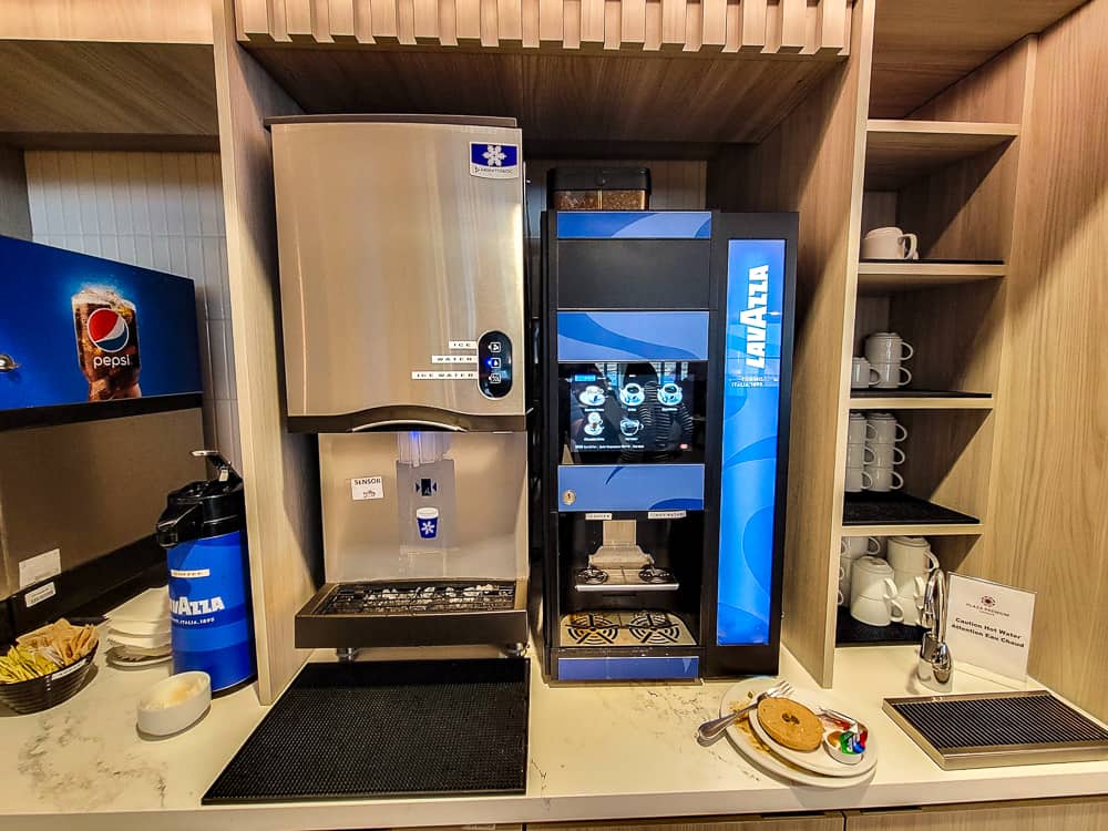 Salon Premium Plaza Toronto T1 Domestic 16