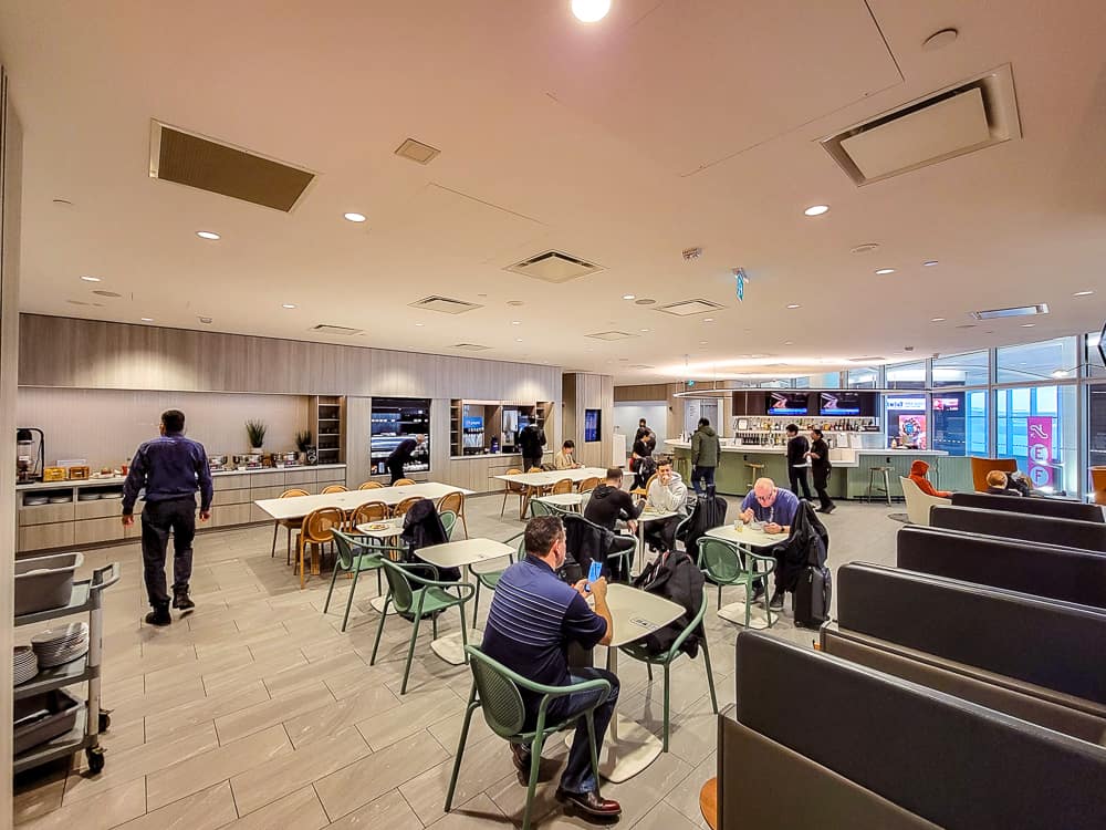 Salon Premium Plaza Toronto T1 Domestic 18