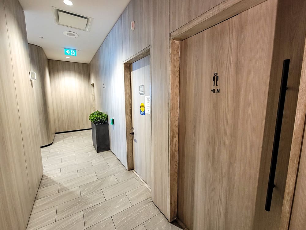 Salon Premium Plaza Toronto T1 Domestic 20