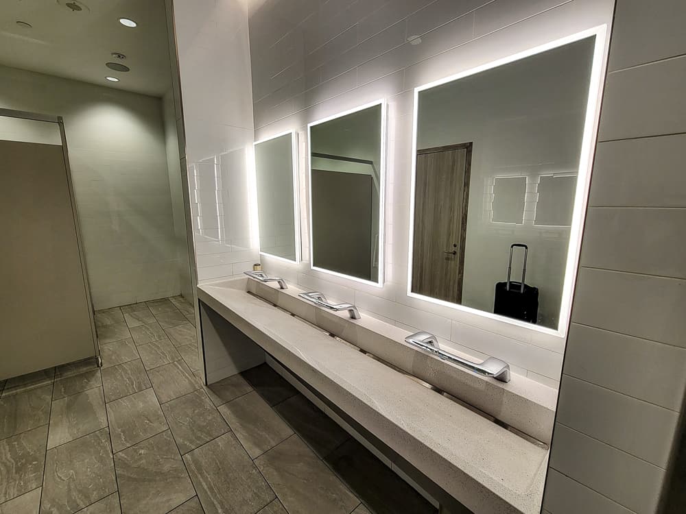 Salon Premium Plaza Toronto T1 Domestic 21