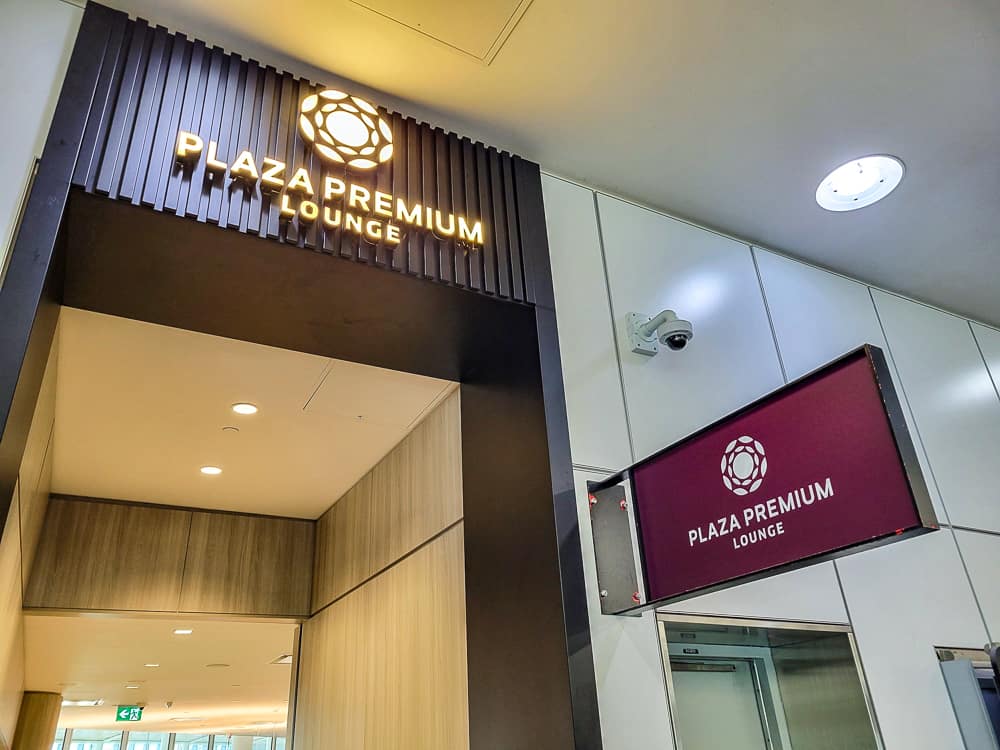 Salon Premium Plaza Toronto T1 Domestic 22