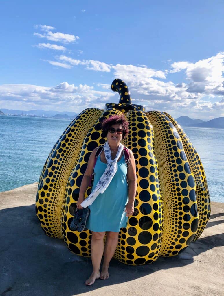 Sylvie citrouille jaune Yayoi Kushuma ile Naoshima Japon