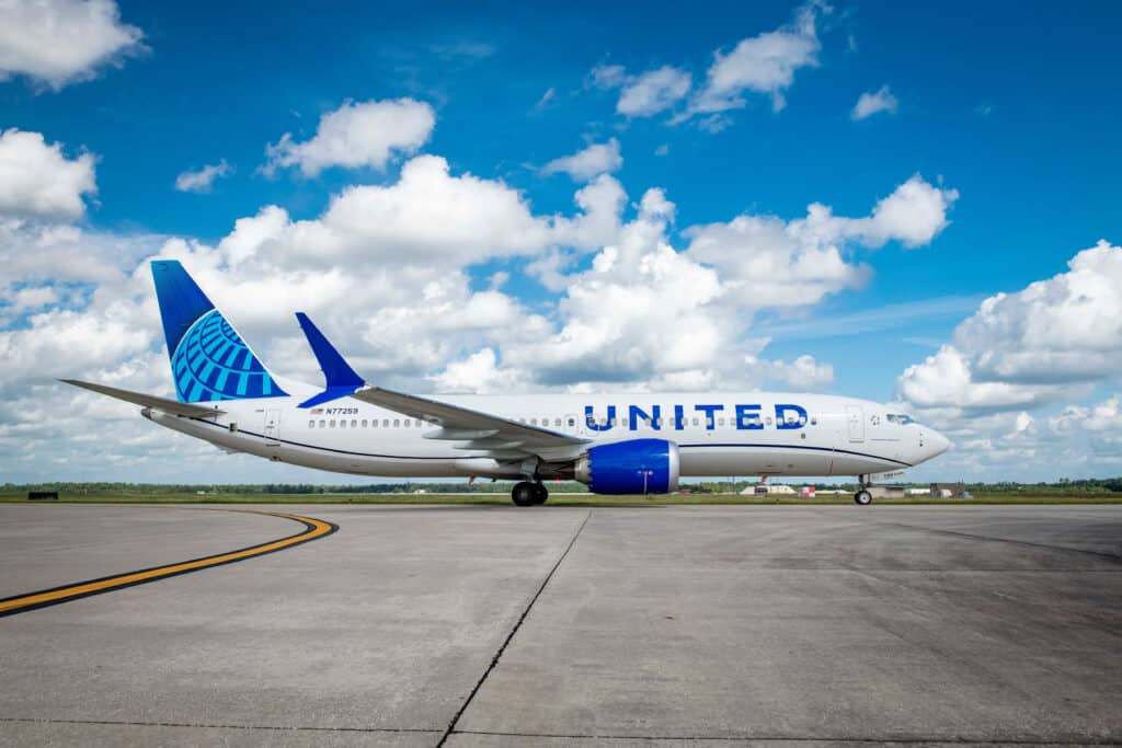 737-MAX-8-united