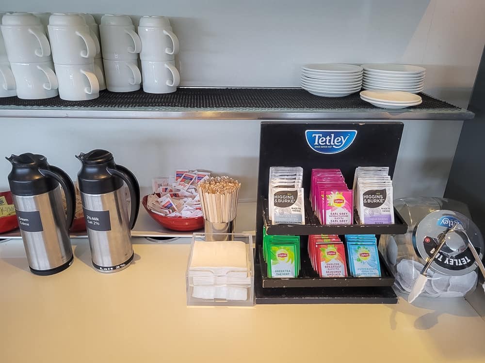 maple leaf lounge yow 03