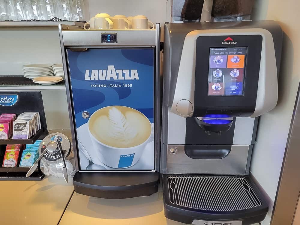 maple leaf lounge yow 04