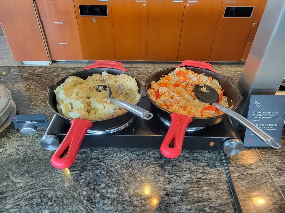 maple leaf lounge yow 08