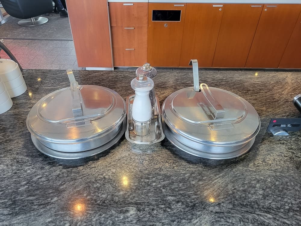 maple leaf lounge yow 09