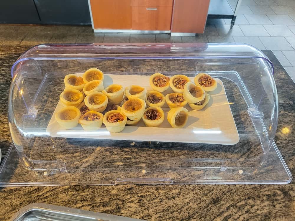 maple leaf lounge yow 10