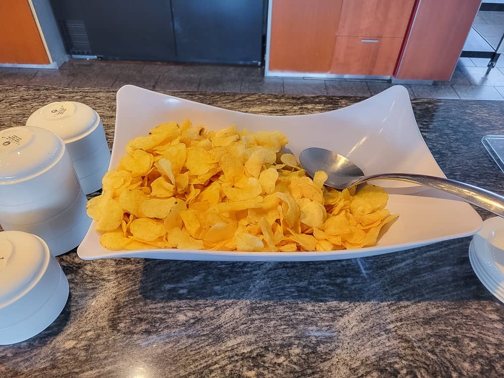 maple leaf lounge yow 11