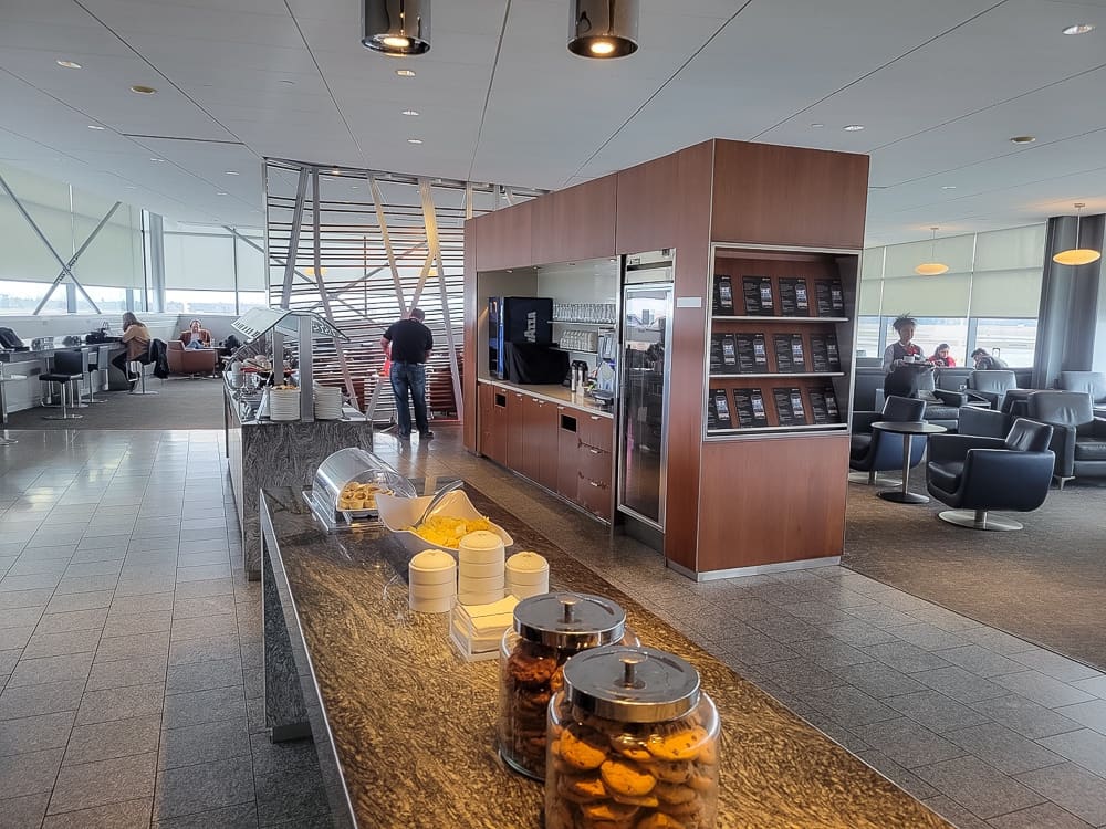 maple leaf lounge yow 14