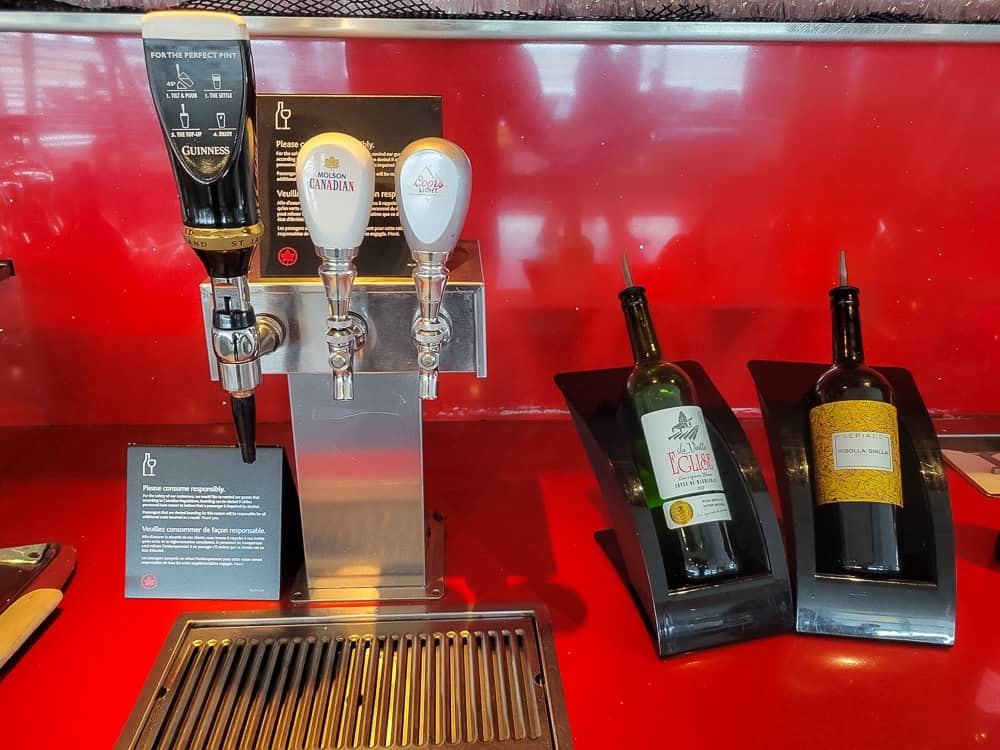 maple leaf lounge yow 17