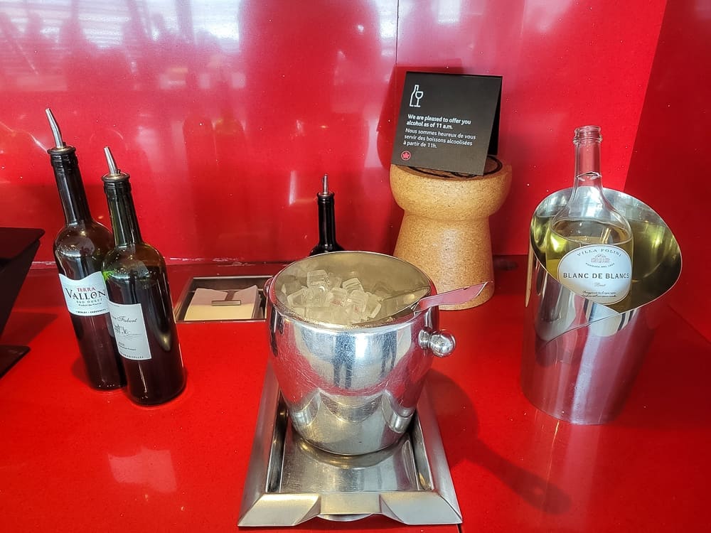 maple leaf lounge yow 18