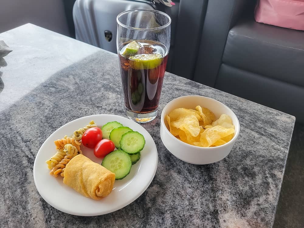 maple leaf lounge yow 21