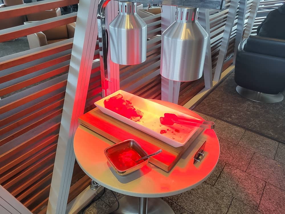 maple leaf lounge yow 24