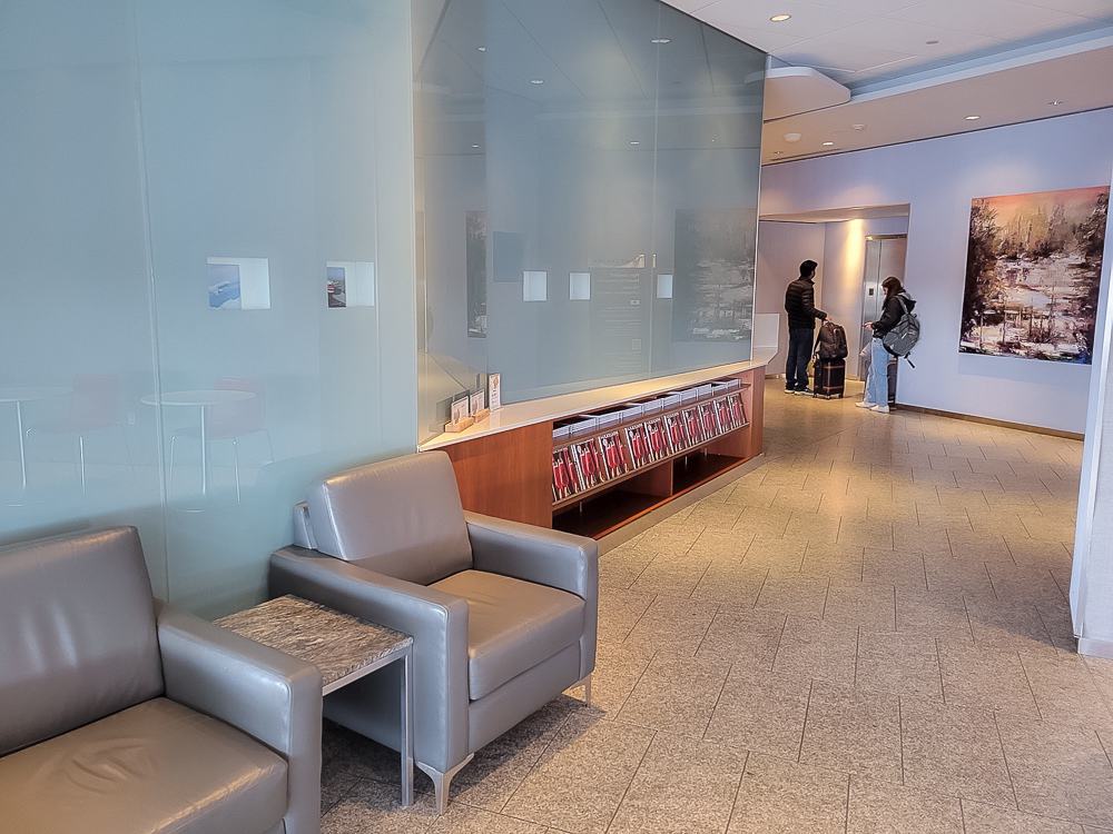 maple leaf lounge yow 26