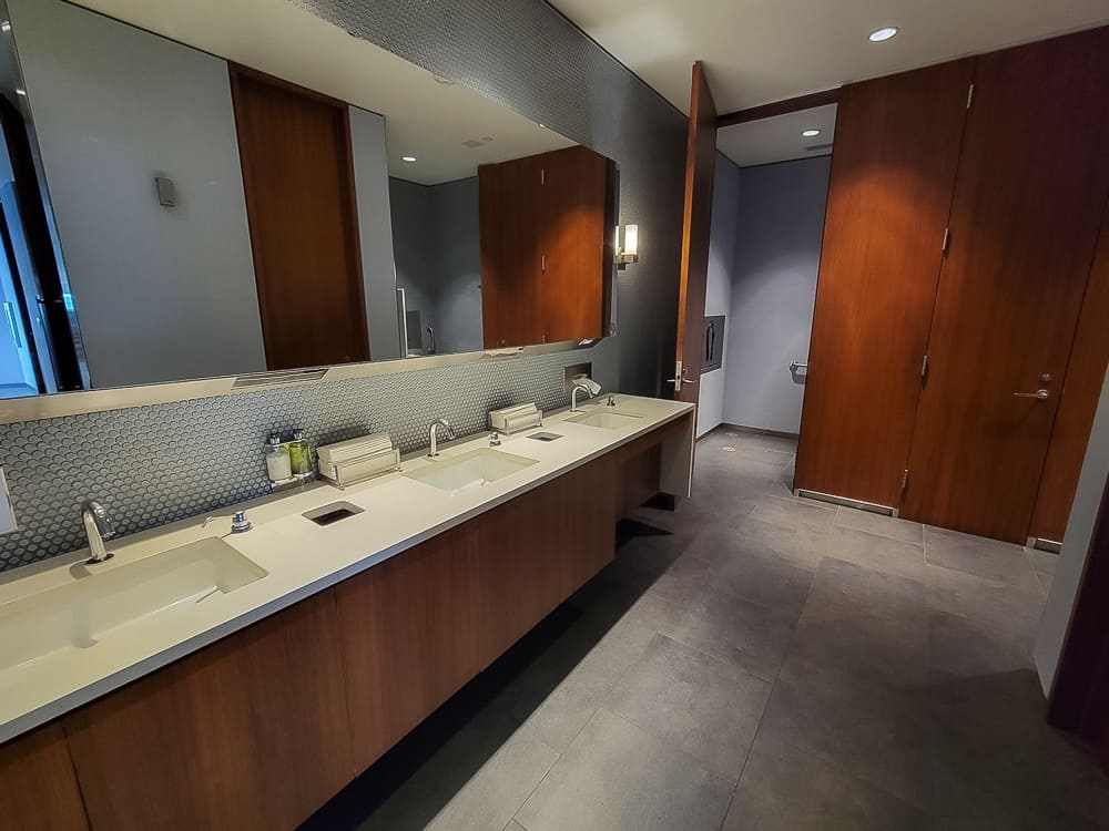 maple leaf lounge yow 29