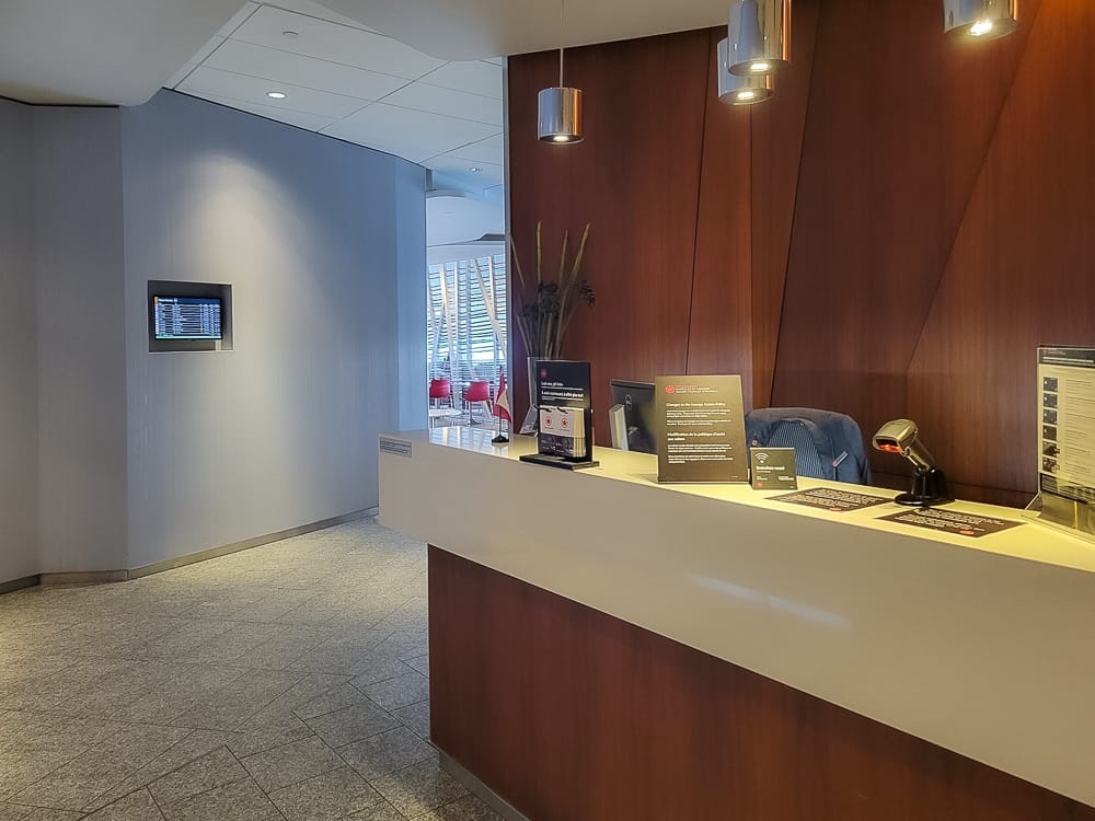 maple leaf lounge yow 31