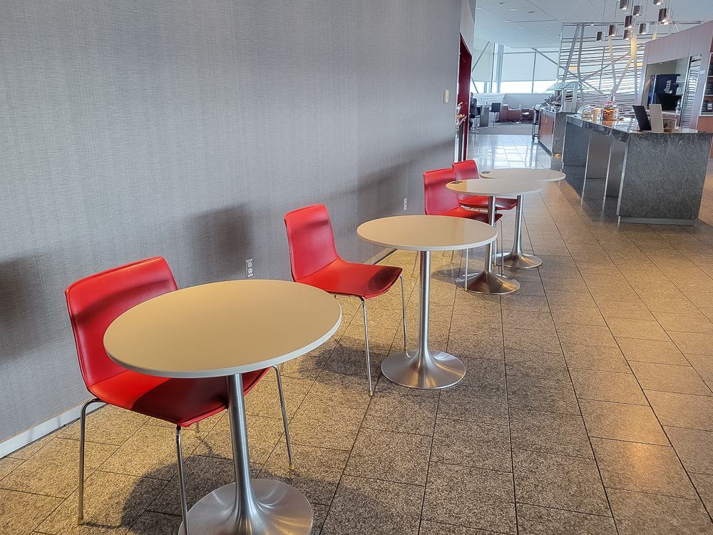 maple leaf lounge yow 32