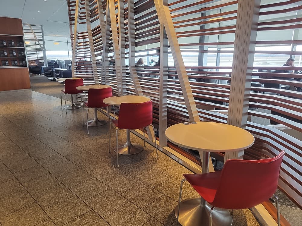 maple leaf lounge yow 33