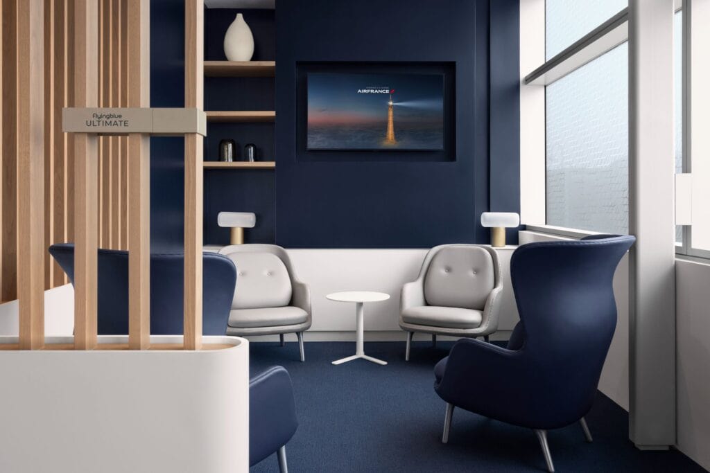 Un lounge avec plusieurs fauteuils et une banquette