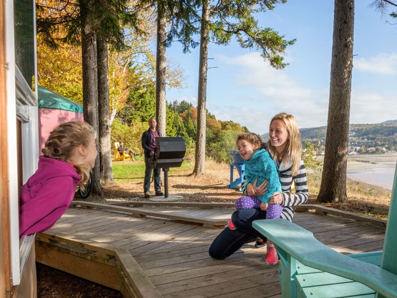 Une famille dans la nature, dans un parc.